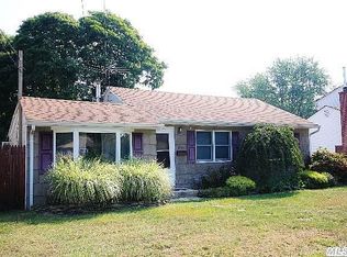 1413 Manatuck Blvd, Bay Shore, NY 11706