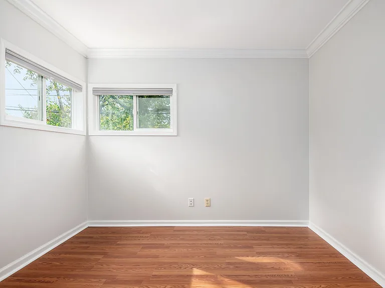 990 Kramer Ave — Photo 9