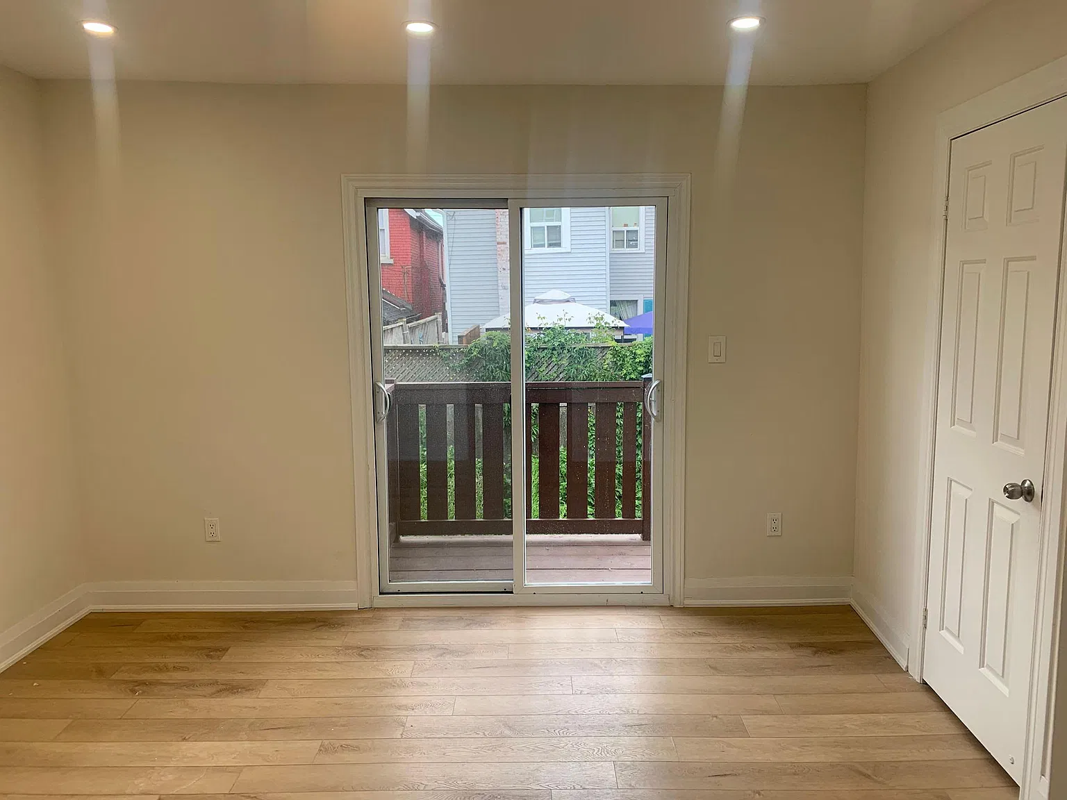 3 bed, 900 sqft, $2,300 — Photo 3