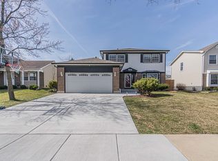 934 Cass Ln, Elk Grove Village, IL 60007