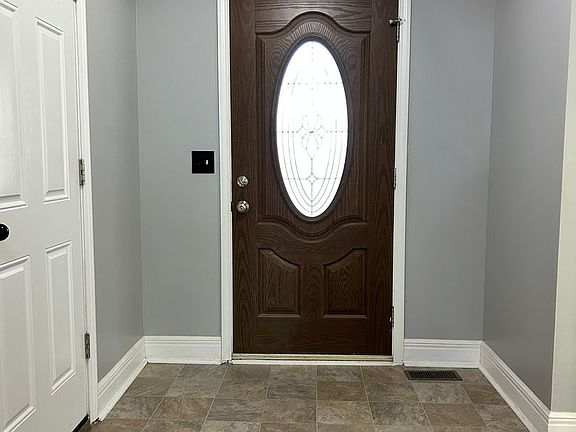 2nd image of 1906 Thompson Dr