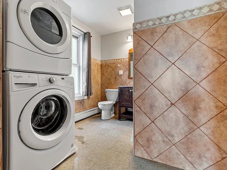 Full bath & laundry main level
