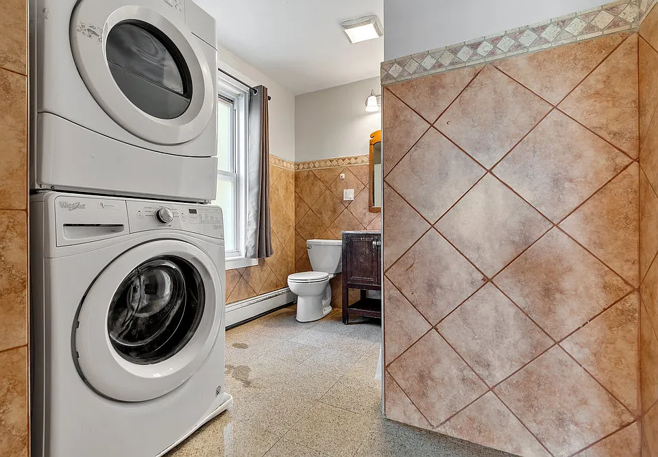 Full bath & laundry main level