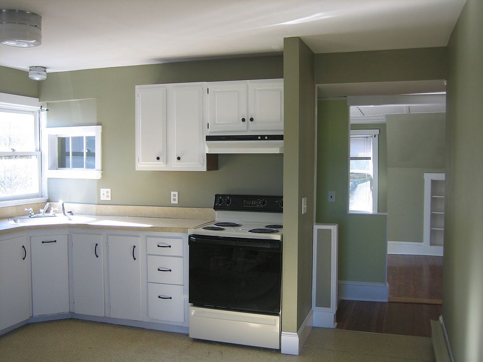 eat-in kitchen