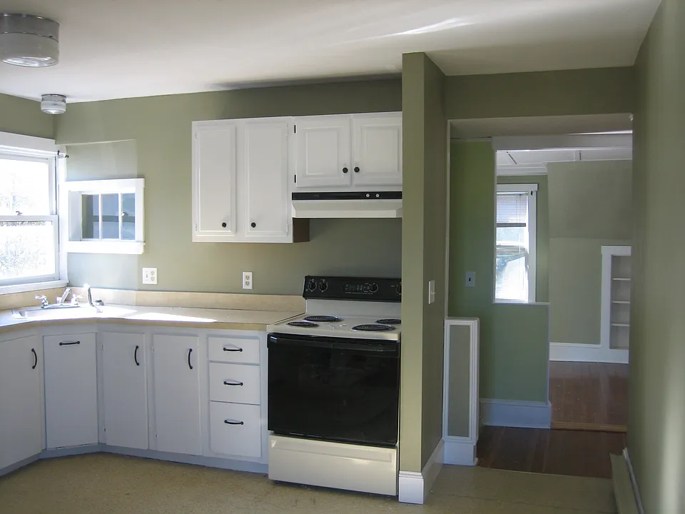 eat-in kitchen