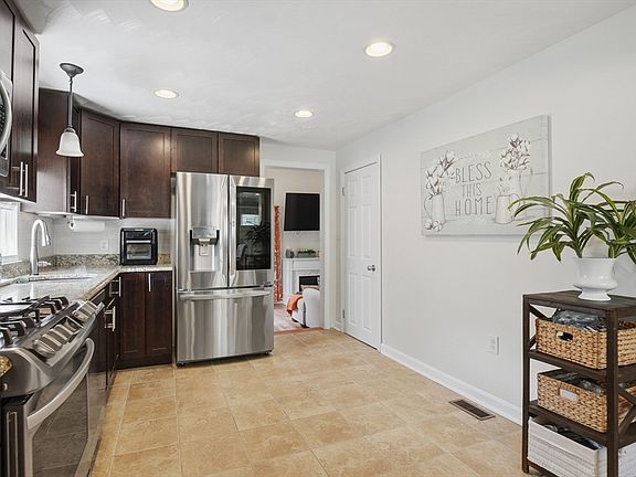 4th image of 7 Park Villa Ave