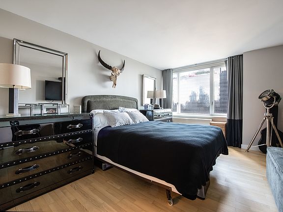 5th image of 322 W 57th St APT 33M