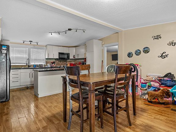 5th image of 647 Tizian Ln