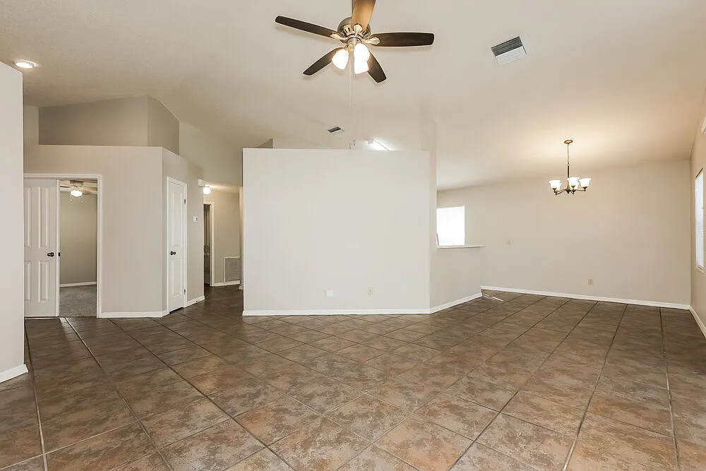 3 bed, 2.0 bath, 1433 sqft, $2,165 — Photo 3
