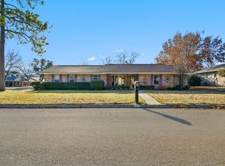 2022 Greenbriar Dr, Gainesville, TX 76240