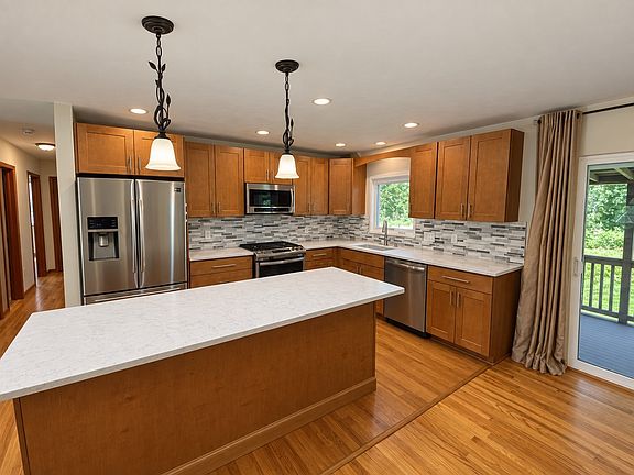 4th image of 904 Zeggert Rd
