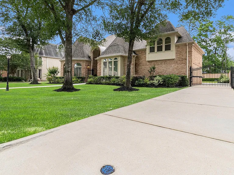 8007 Vintage Creek Dr — Photo 3