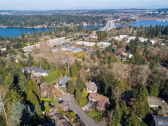 Aerial view of this home's desirable north end location, just minutes to downtown Mercer island, Bellevue & Seattle.