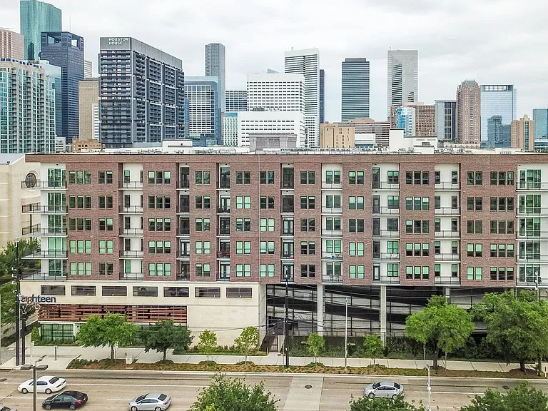 Eighteen25 Downtown — Photo 8
