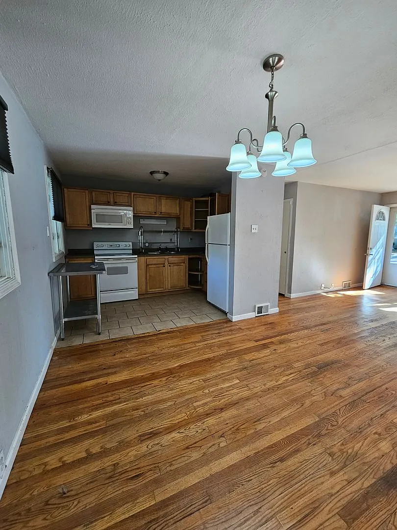 3 bedroom with hardwood floors — Photo 4