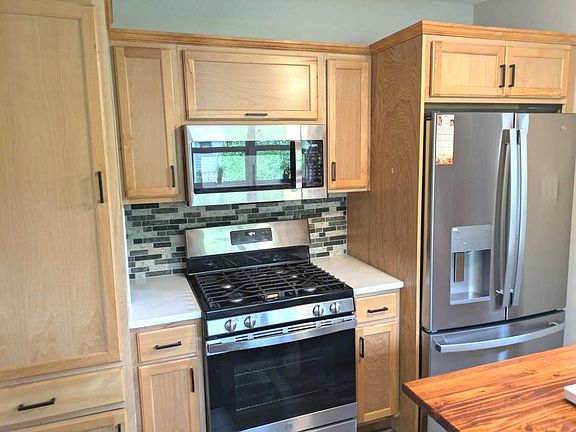 4th image of 621 E Grand Lake Blvd