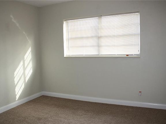 3rd image of 2303 W Kirby St