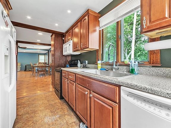 2nd image of 25 Eagle St