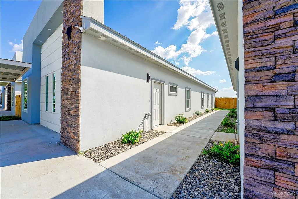 Building Photo - 5709 Notre Dame Ave #1