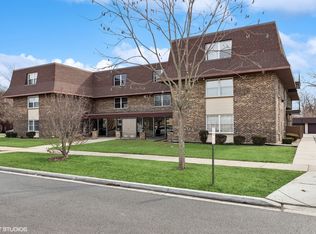475 Shenstone Rd APT 203, Riverside, IL 60546
