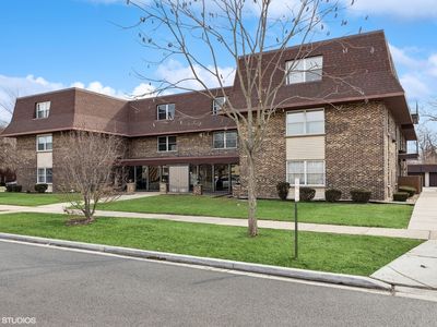 475 Shenstone Rd APT 203, Riverside, IL, 60546