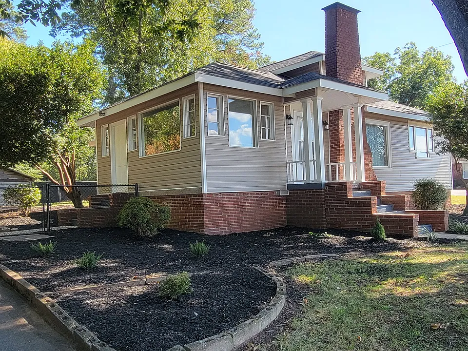 935 N Main St