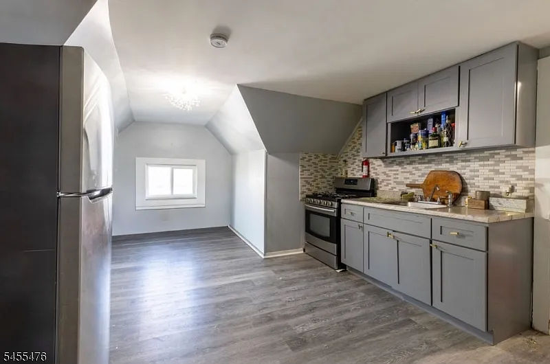 3 bed, 1.0 bath, $2,300 — Photo 2