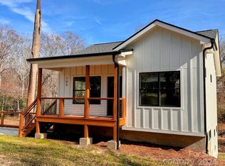 105 Ivanhoe Dr, Swannanoa, NC 28778