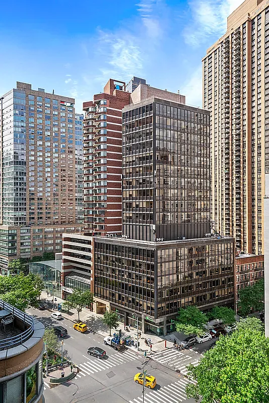 Building Photo - 140 W 69th St #25C