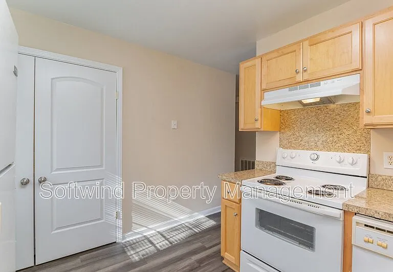 1519 Elmwood Ave — Photo 10