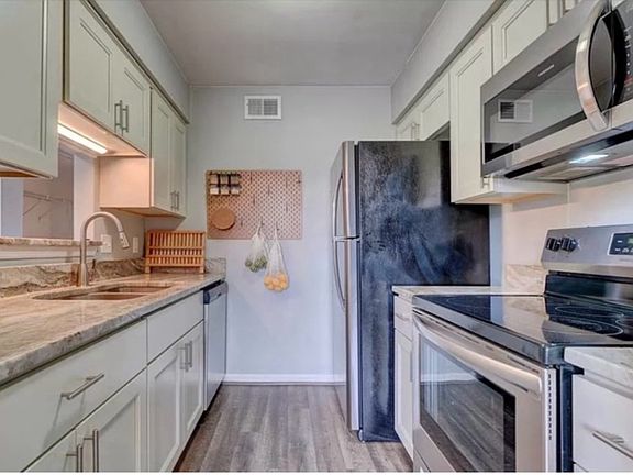 4th image of 1421 Deerpond Ln