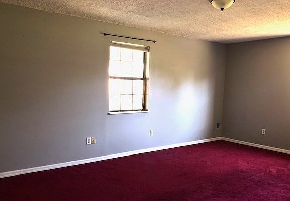 4th image of 555 SE Stiles Way