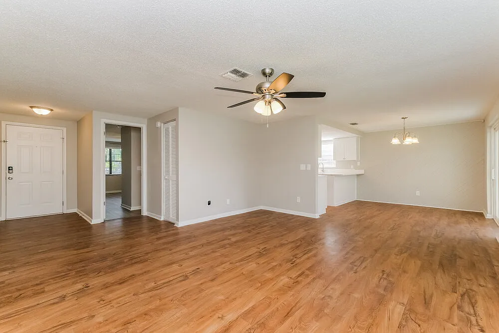 3 bed, 2.0 bath, 1352 sqft, $2,385 — Photo 3