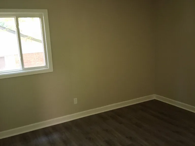 8229 Queens Dr — Photo 15