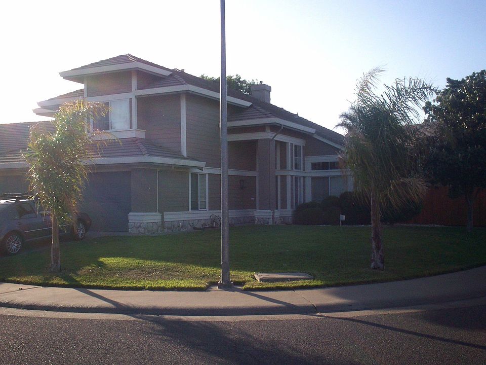 Beautiful 2 story home on large lot in culd-de-sac