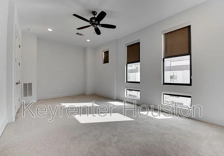 2928 Lamar St — Photo 27