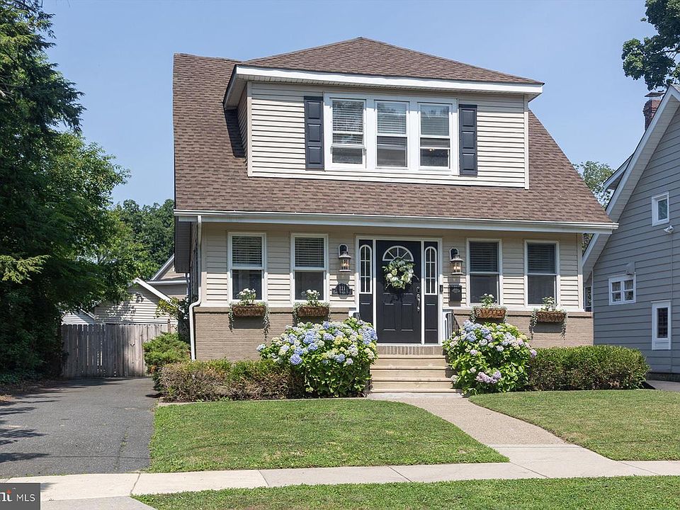 1st image of 121 E Stiles Ave