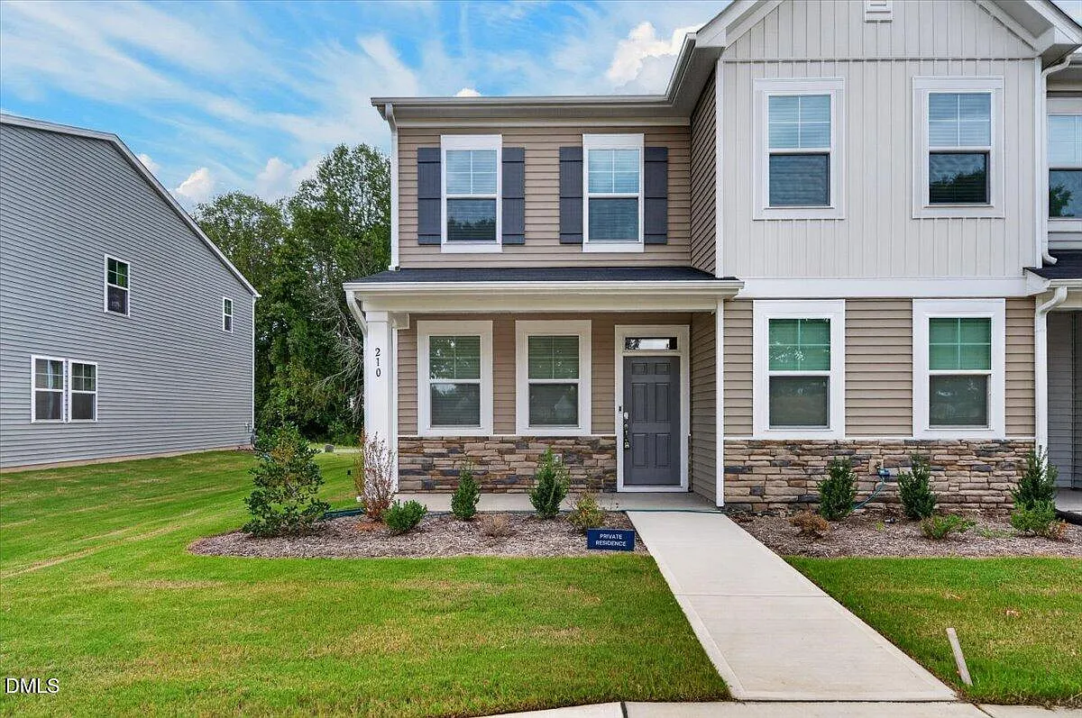 4 bed, 3.0 bath, 2468 sqft, $2,950 — Photo 1