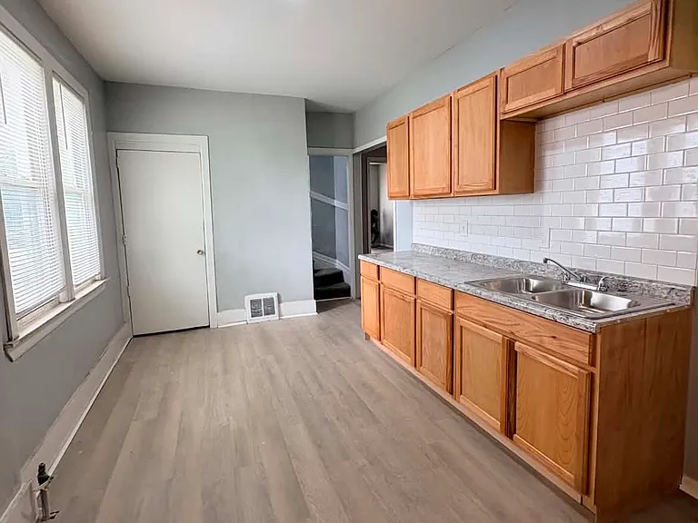 668 Pingree St — Photo 20