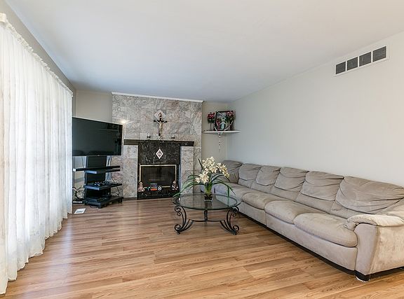 3rd image of 2724 Davos Ave