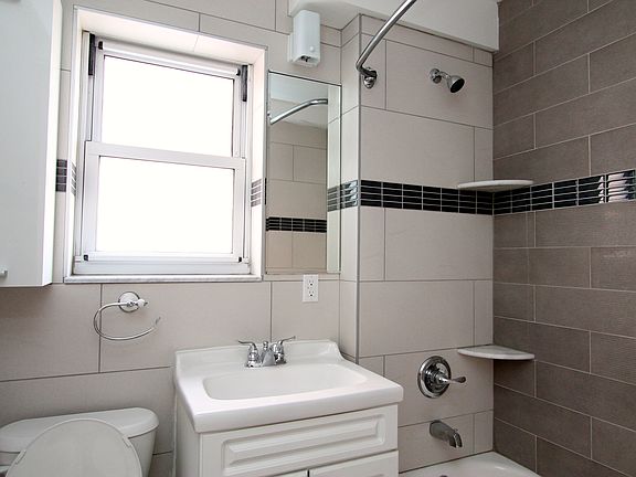 4th image of 2554 Crescent St