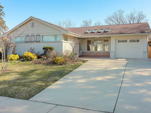 29 S Hudson St, Westmont, IL 60559