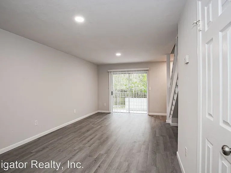 4251 SW 21st Pl — Photo 3