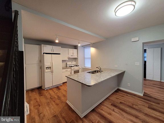 2nd image of 720 E 6th St