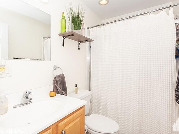 4th image of 1433 W Oakdale Ave #1725