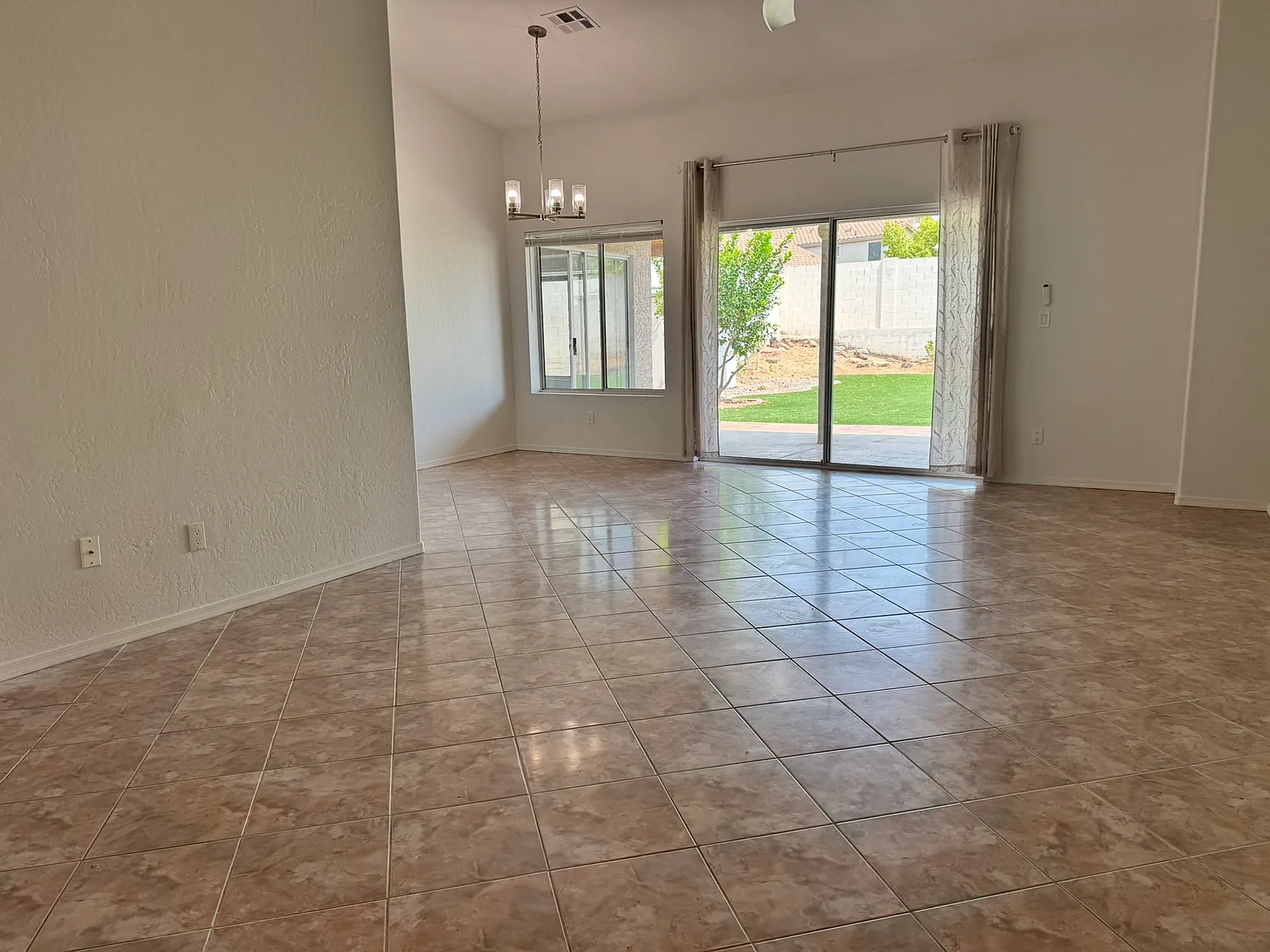 4 bed, 2045 sqft, $2,995 — Photo 4
