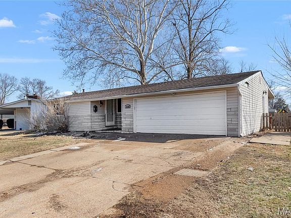 2nd image of 2150 Collier Dr