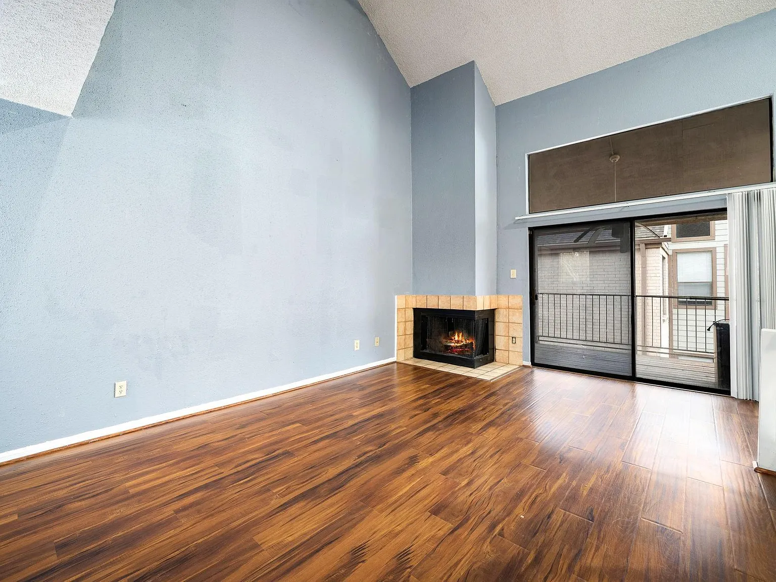 2 bed, 1.0 bath, 832 sqft, $1,300 — Photo 4