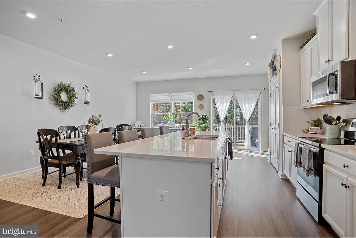 4 bed, 4.0 bath, 2700 sqft, $3,500 — Photo 4