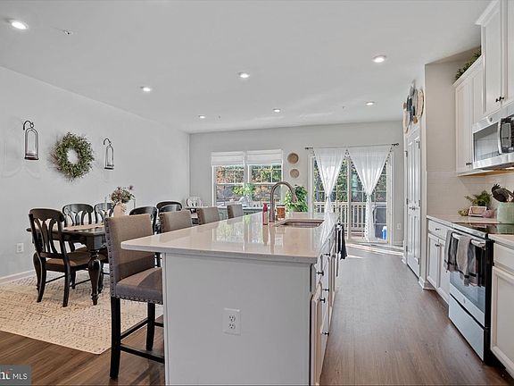4th image of 3213 Laurel Hill Rd